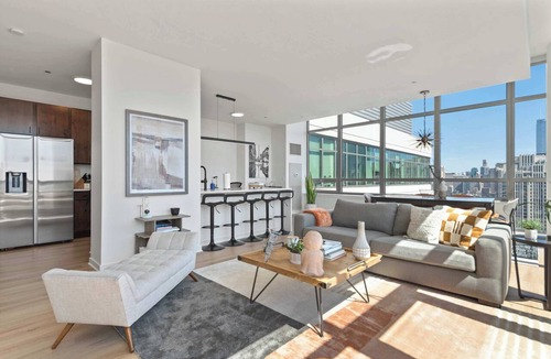 Downtown Chicago Apartment | Spacious Penthouse Trio + Skyline Views for Groups