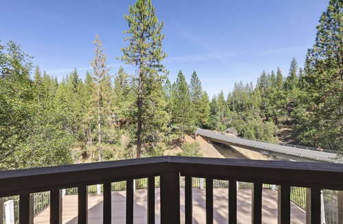 Groveland Cabin | Spacious Pine Mountain Lake Cabin Rental w/Decks