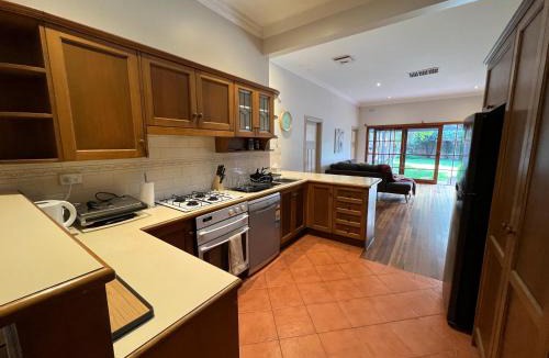 McKinnon House | Spacious Private Room in Mckinnon 3 min to Train Station, Cafes and close to Monash Uni