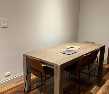 McKinnon House | Spacious Private Room in Mckinnon 3 min to Train Station, Cafes and close to Monash Uni