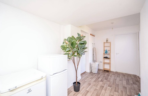 Wolverhampton House | Spacious - Sleeps 7 - Pantry & Fridge Essentials - Contractors - Leisure