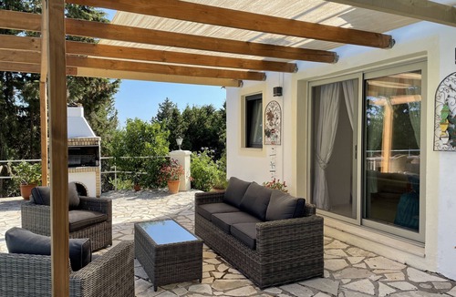 Magazia Villa | Spacious villa in extensive private grounds overlooking Ahai bay near Erimitis