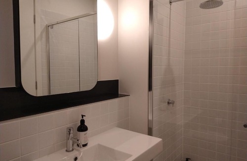 Phillip Apartment | Spacious Woden Apartment - KingBed&WiFi