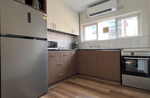 St. Kilda East Apartment | St Kilda Resort Apartment with Pool and Tennis Court