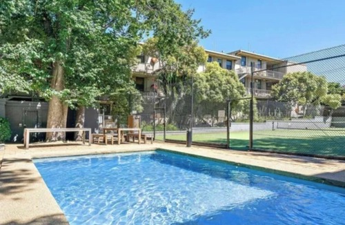 St. Kilda East Apartment | St Kilda Resort Apartment with Pool and Tennis Court