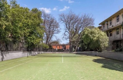 St. Kilda East Apartment | St Kilda Resort Apartment with Pool and Tennis Court