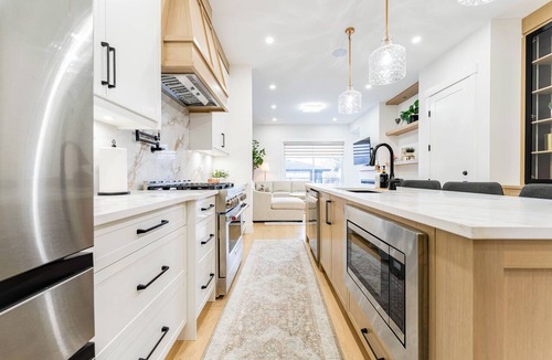 Rosscarrock House | Stampede Last Minute Deal 3BR Home Downtown Patio & AC