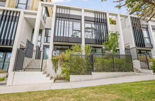 Oakleigh House | StayAU Modern Townhouse