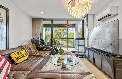 Oakleigh House | StayAU Modern Townhouse