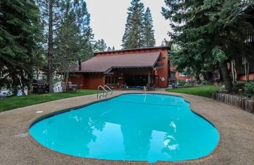 Mammoth Lakes Cabin | Steps to Canyon Lodge! Cozy Cabin Retreat!