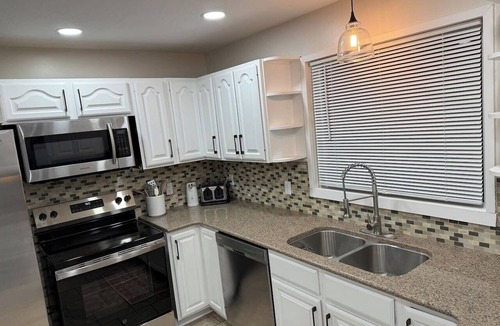 Oak Harbor House | Steps to the Lake – Family-Friendly Getaway