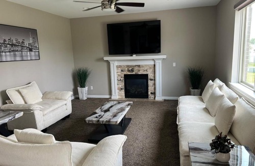 Sterling Heights Villa | Sterling Heights Retreat !