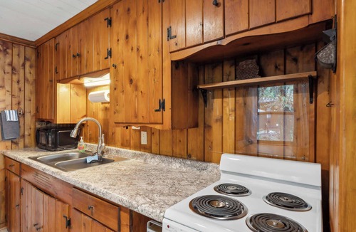 Sturgeon Bay Cabin | Stony Shore Cabin - Charming cabin from yesteryear