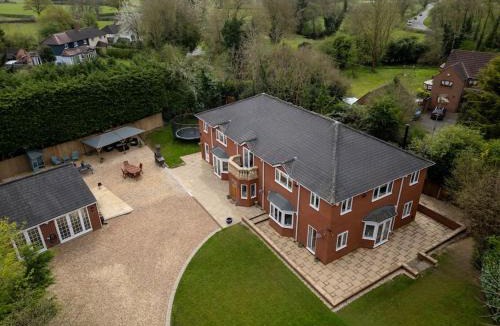 Wixford House | Stratford-upon-Avon 4BR Family Mansion on 1 acre with Swim Spa, Gym & BBQ!