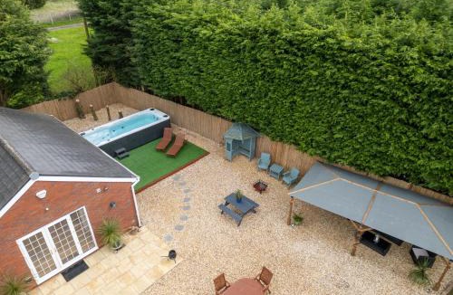 Wixford House | Stratford-upon-Avon 4BR Family Mansion on 1 acre with Swim Spa, Gym & BBQ!