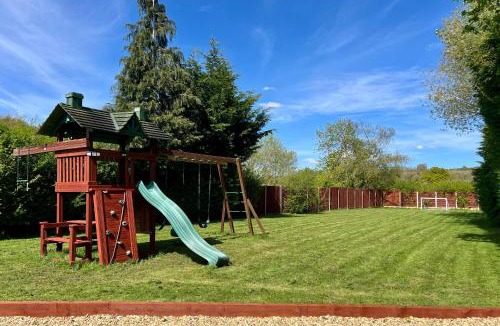 Wixford House | Stratford-upon-Avon 4BR Family Mansion on 1 acre with Swim Spa, Gym & BBQ!