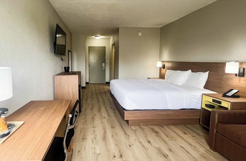 Fremont Hotel | Studio 6 Suites Fremont, OH
