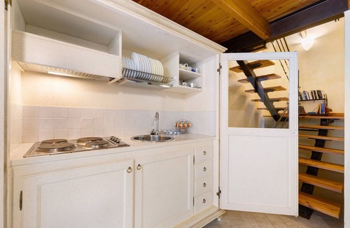 Toirano Apartment | Studio Apartment 'Pesco Agriturismo La Ferla' with Wi-Fi and Air Conditioning
