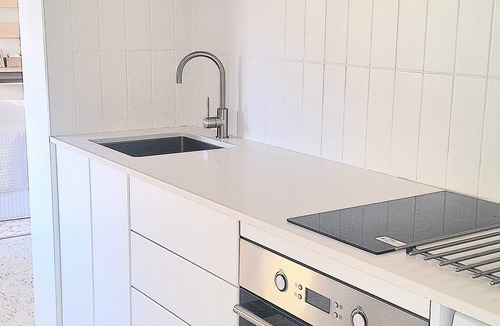 Elsternwick Apartment | Studio Elster - Ground Floor Self contained studio, walk to beach, train, shops