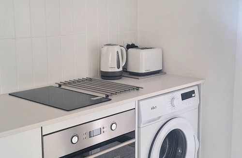 Elsternwick Apartment | Studio Elster - Ground Floor Self contained studio, walk to beach, train, shops
