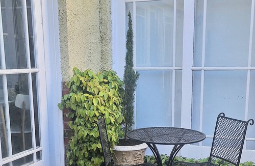 Elsternwick Apartment | Studio Elster - Ground Floor Self contained studio, walk to beach, train, shops