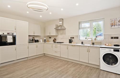 Shirley House | Stunning 4-bed house In Solihull, Close to the NEC, Airport, and Solihull Town - Parking