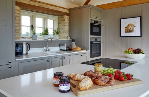 Ampney Crucis House | Stunning Cotswold Barns Sleeps 10 Near Bibury Ampneyfield Barns