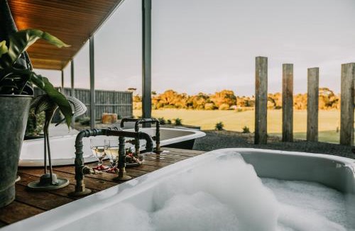 Warrnambool Apartment | Stunning couples getaway - Outdoor cinema and fire