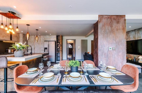 Solihull House | Stunning Luxury Park Escape W 7 seater Hot TUB- 5 Double Bedrooms LWB Van X2 Parking 2 Living Rooms NR JLR NEC BHX HS2 Mell Square - By Samina Arz Stays - Hot TUB Due week 1-2 of August