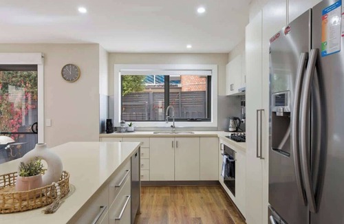 Silverleaves House | Stunning Luxury Townhome, Walk to Beach & Shops