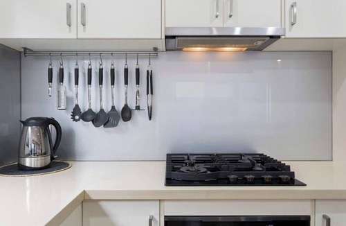 Silverleaves House | Stunning Luxury Townhome, Walk to Beach & Shops