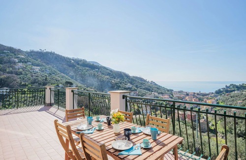 Moneglia House | Stunning private villa for 6 guests with WIFI, A/C, TV, patio and pets allowed