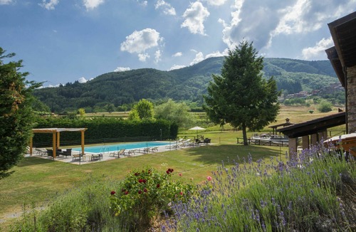 Camporgiano Villa | Stunning villa for 8 people with private pool, WIFI, TV and pets allowed