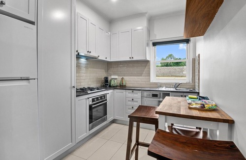 East Melbourne Apartment | Stylish 1 Bed Apartment in East Melbourne