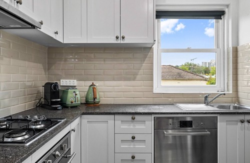 East Melbourne Apartment | Stylish 1 Bed Apartment in East Melbourne