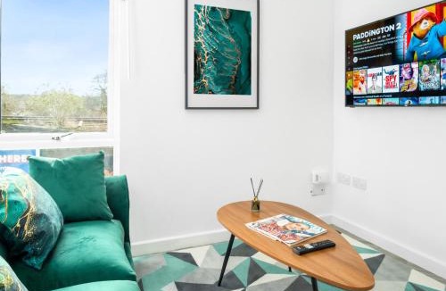 Cradley Heath Apartment | Stylish 2 Bed Apartment - Off-Street Parking - High Speed Wifi - Netflix 56C
