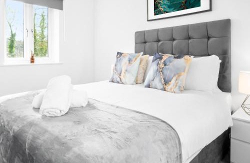 Cradley Heath Apartment | Stylish 2 Bed Apartment - Off-Street Parking - High Speed Wifi - Netflix 56C