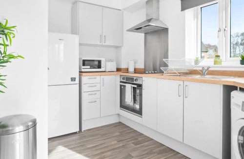 Cradley Heath Apartment | Stylish 2 Bed Apartment - Off-Street Parking - High Speed Wifi - Netflix 56C