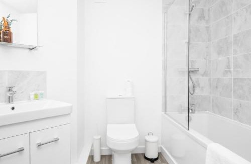 Cradley Heath Apartment | Stylish 2 Bed Apartment - Off-Street Parking - High Speed Wifi - Netflix 56C