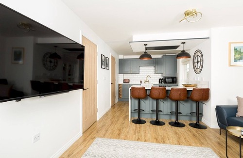 Warwick Apartment | Stylish 2 Bed Flat in Warwick with Private Parking - Pass the Keys