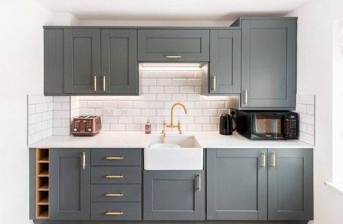 Warwick Apartment | Stylish 2 Bed Flat in Warwick with Private Parking - Pass the Keys