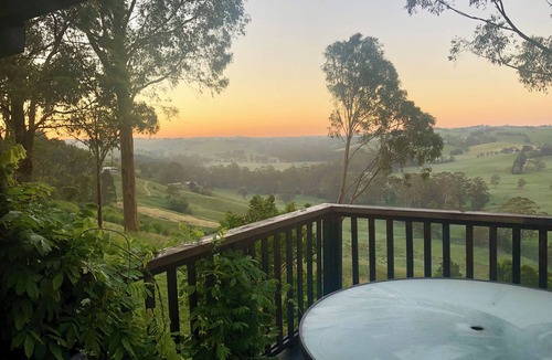 Poowong Cottage | Stylish 2-Bed Home, Stunning View, Fire Pit, Festoon Lights, BBQ and walk to Pub