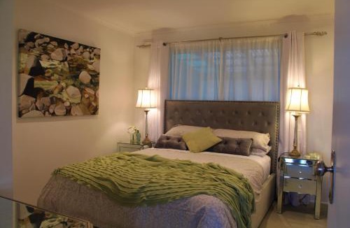 Poowong House | Stylish 2-Bed Home, Stunning View, Fire Pit, Festoon Lights, BBQ and walk to Pub
