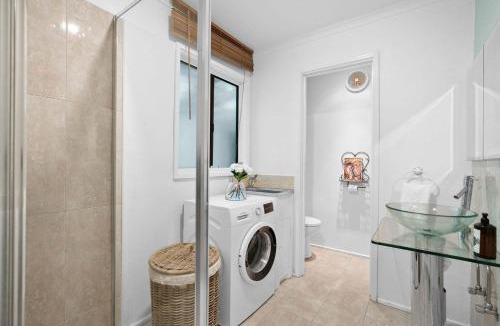 Poowong House | Stylish 2-Bed Home, Stunning View, Fire Pit, Festoon Lights, BBQ and walk to Pub