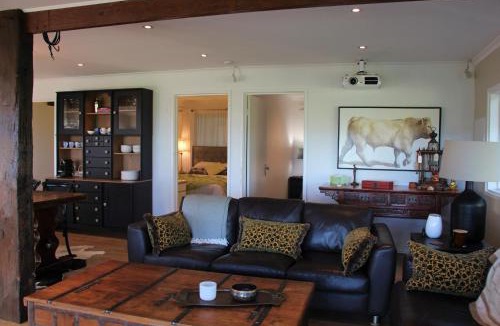 Poowong House | Stylish 2-Bed Home, Stunning View, Fire Pit, Festoon Lights, BBQ and walk to Pub