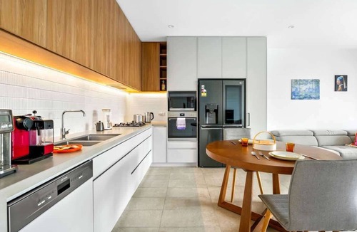 Doncaster House | Stylish 2BR Home in Doncaster with parking