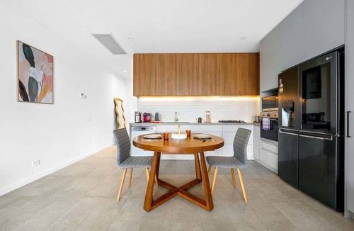 Doncaster House | Stylish 2BR Home in Doncaster with parking