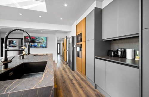 Cradley Apartment | Stylish 3 Bedroom House - Garden - Parking - Outdoor Playground