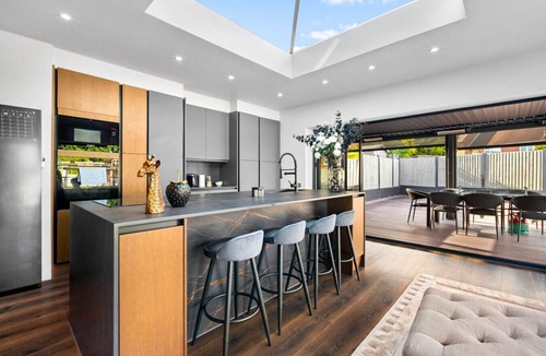 Cradley Apartment | Stylish 3 Bedroom House - Garden - Parking - Outdoor Playground
