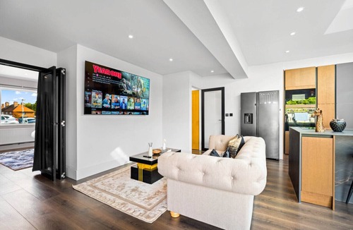 Cradley Apartment | Stylish 3 Bedroom House - Garden - Parking - Outdoor Playground